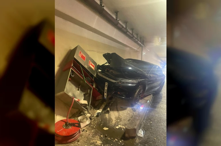 Avrasya Tüneli’nde otomobil, itfaiyeye ait yangın panosuna çarptı