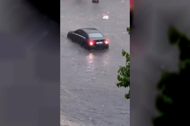 Avrupa yakasında sağanak etkili oldu: Yollar göle döndü, araçlar suda ilerleyemedi