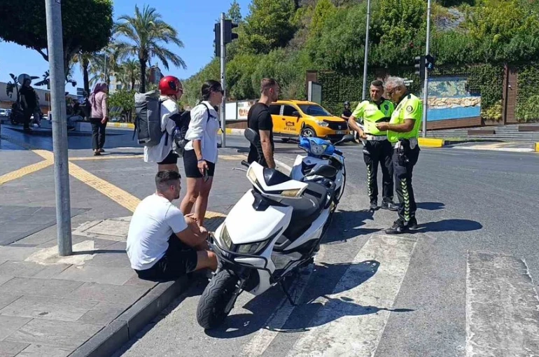 Avusturyalı turistler kiraladıkları motosikletle kaza yaptı