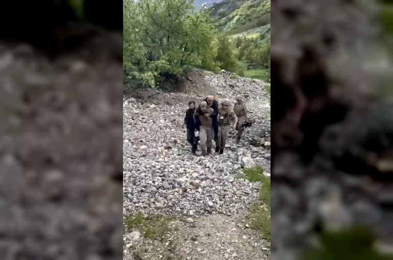 Ayağını burkan şahsı jandarma sırtında taşıdı