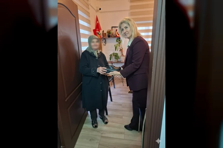 Ayakkabısı olmadığı için terlikle dolaşan yaşlı kadına mahalle muhtarı yardım etti