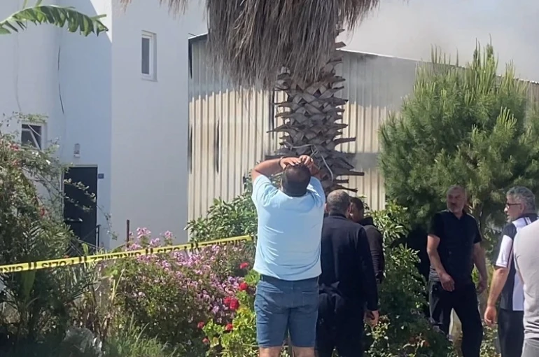 Ayakta durmakta güçlük çekti, deposunun yanışını gözyaşlarıyla izledi