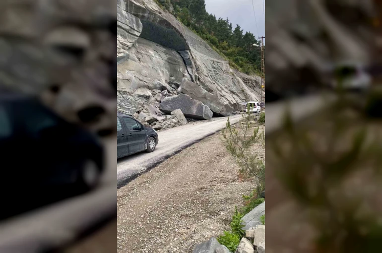 Ayancık’ta heyelan: Köy yolu trafiğe kapatıldı
