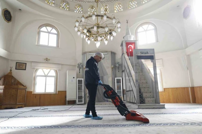 Aydın Büyükşehir Belediyesi, camilerde temizlik çalışmalarını sürdürüyor