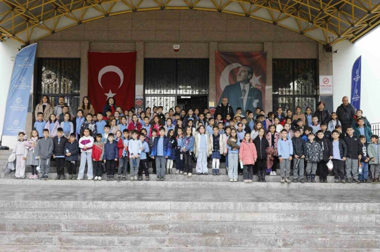 Aydın Büyükşehir Belediyesi minik öğrencileri tiyatro ile buluşturdu