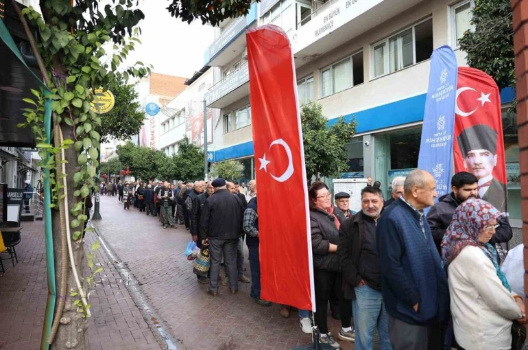 Aydın Büyükşehir, binlerce fideyi Nazilli’de vatandaşlara dağıttı