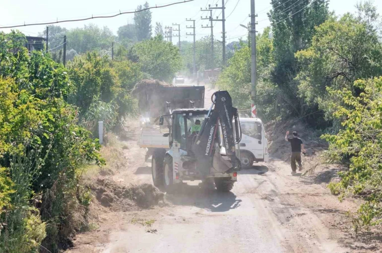 Aydın’da kırsal mahalle yollarında bakım ve temizlik çalışması