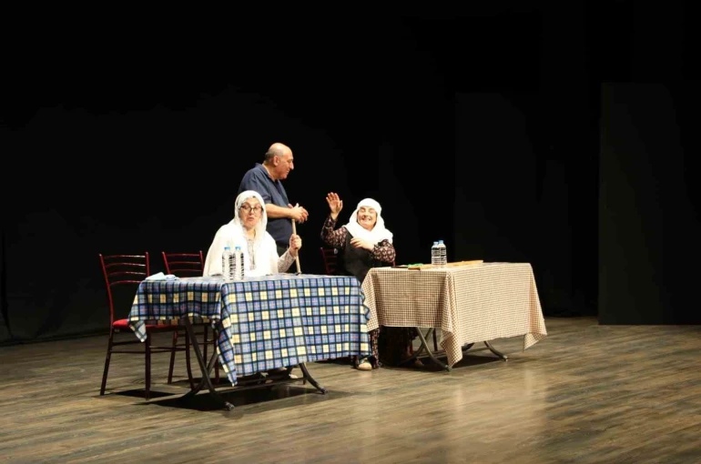 Aydın’da ’Lokanta’ oyunu tiyatroseverlerden tam not aldı