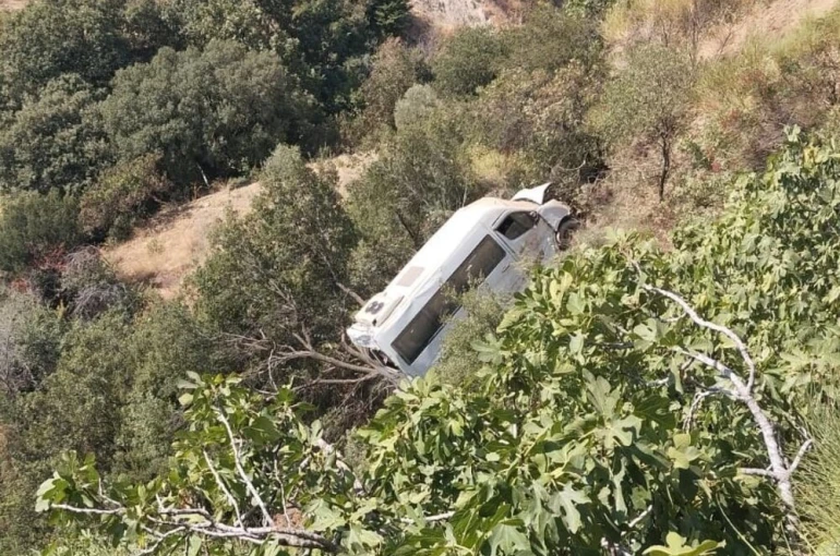 Aydın’da öğrenci servisi yoldan çıkıp uçuruma sürüklendi