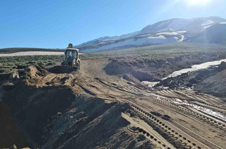 Aydınlar’da dağcılara büyük kolaylık: Süphan Dağı’nda yol açma çalışması
