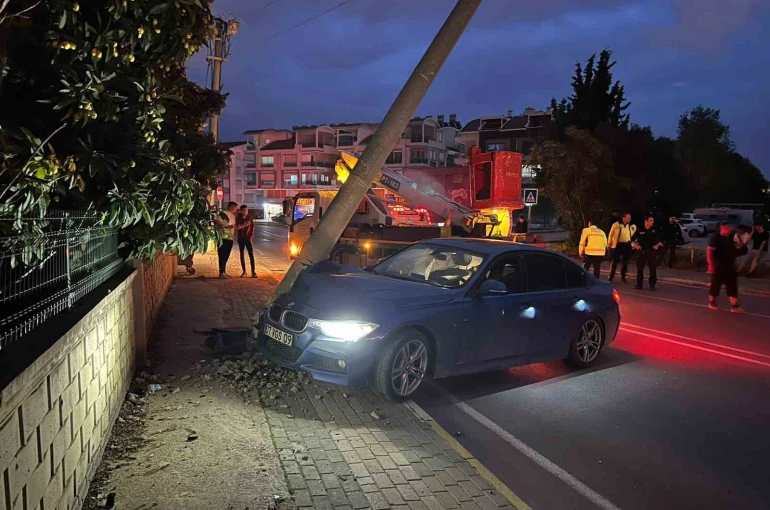 Aydınlatma direğine çarpan otomobilin sürücüsü yaralandı