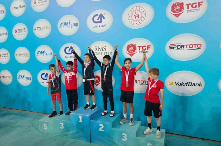 Aydınlı minik güreşçiler Türkiye Şampiyonası’ndan madalyayla döndü