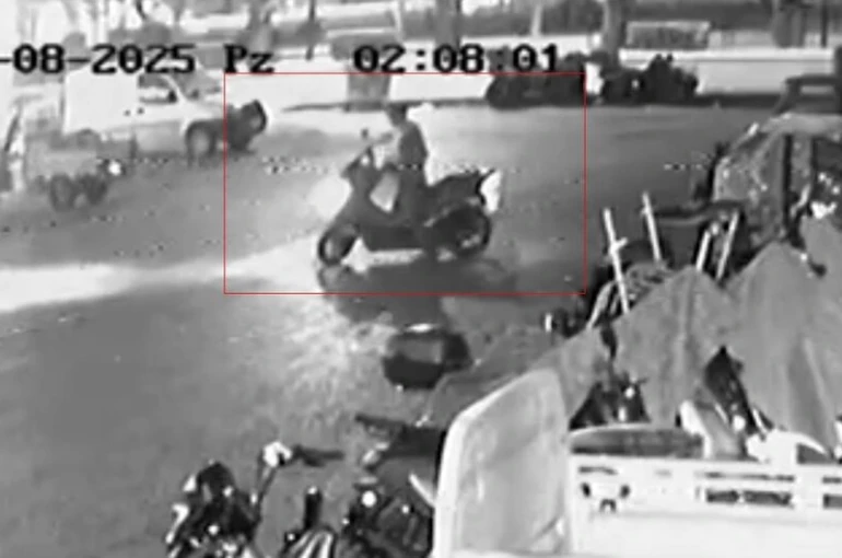Aynı yerden iki motosiklet çalan şahsın hırsızlık anı güvenlik kamerasında