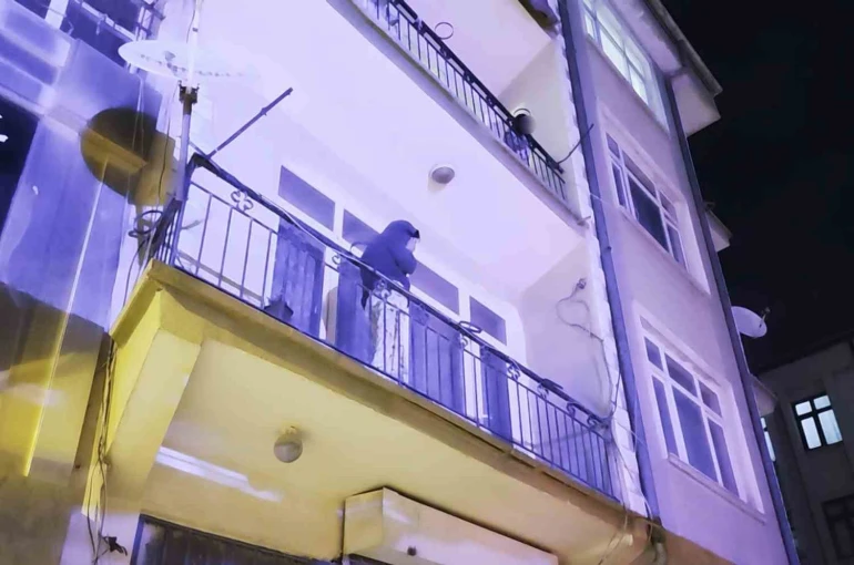 Ayrıldığı erkek arkadaşı evi bastı, kadın alt katın balkonuna atladı