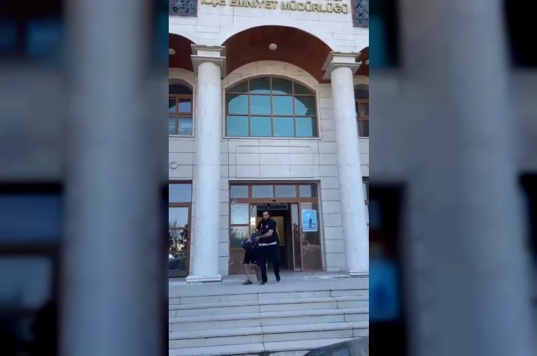 Ayrılmak istediği için evlatlarının önünde eli bıçaklı kocası tarafından öldüresiye dövüldü