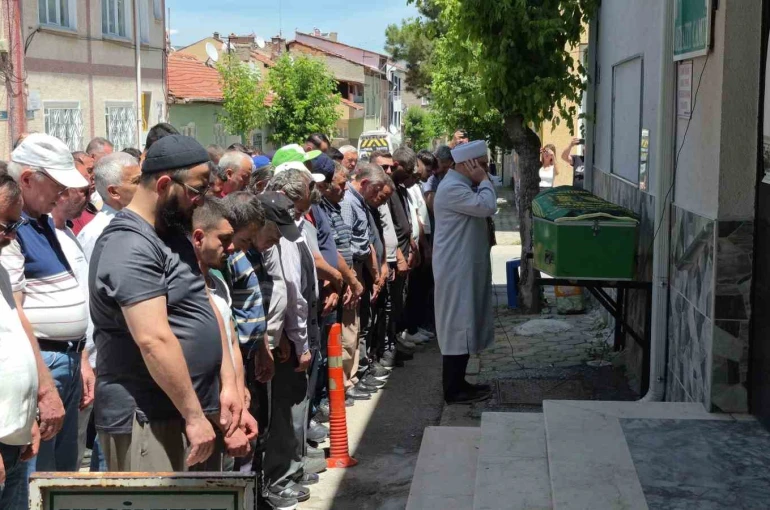 Ayşe teyze aracın altında kaldığı sokaktan son yolculuğuna uğurlandı