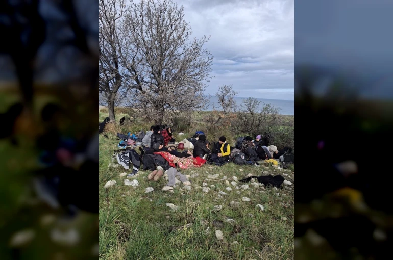 Ayvacık’ta 39 kaçak göçmen ile 1 göçmen kaçakçısı şüphelisi yakalandı 