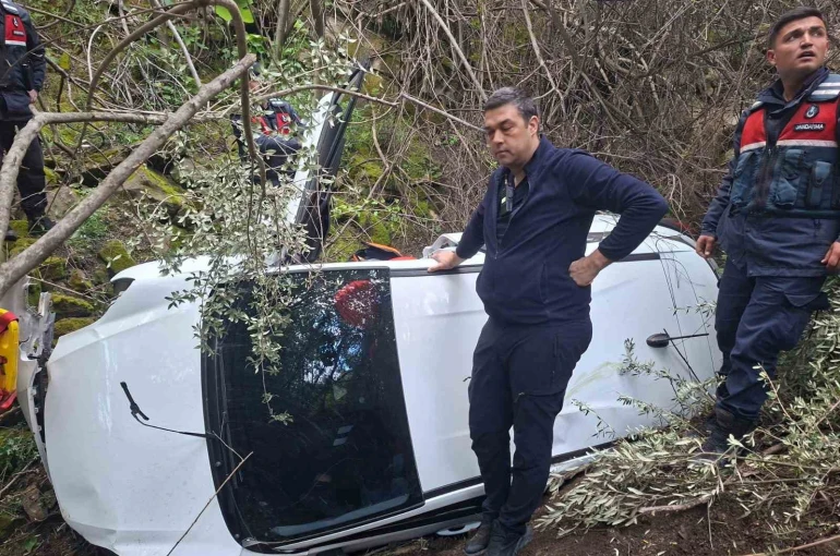 Ayvacık’ta otomobil uçuruma yuvarlandı, sürücü yaralandı