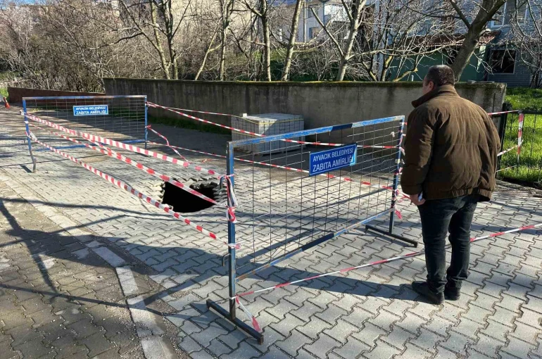 Ayvacık’ta yol çöktü