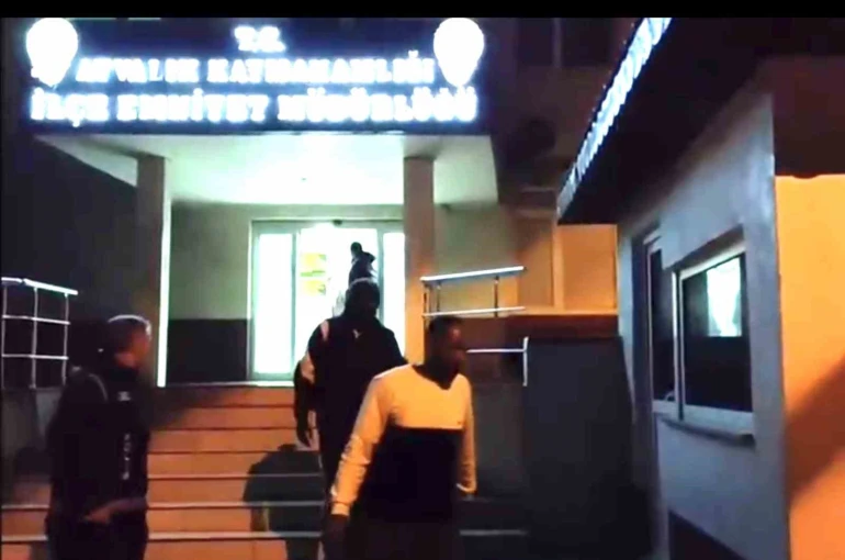 Ayvalık Polisinden sağanak yağmur altında göçmen avı
