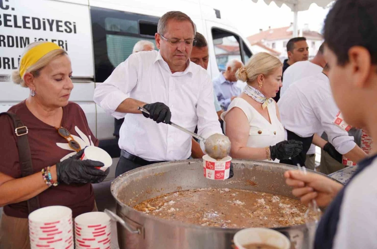Ayvalık’ta binlerce kişiye aşure ikram edildi