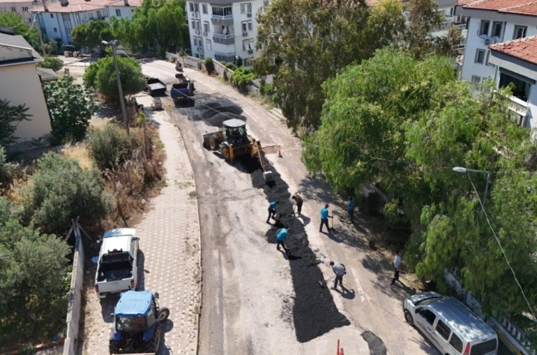 Ayvalık’ta doğalgaz sonrası yol onarımları sürüyor