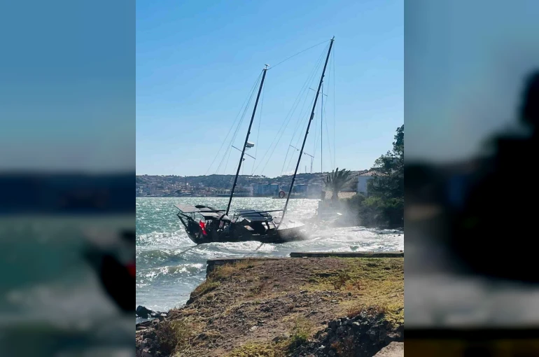 Ayvalık’ta fırtına yelkenli tekneyi kıyıya sürükledi
