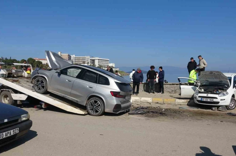 Ayvalık’ta iki araç çarpıştı 2’si ağır 6 kişi yaralandı