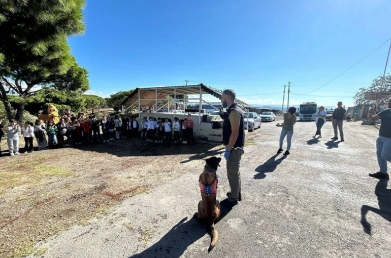 Ayvalık’ta öğrenciler narkotik köpeğiyle bir araya geldi