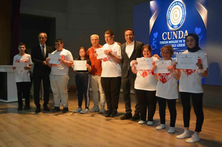 Ayvalık’ta özel öğrencilerden anlamlı gösterim