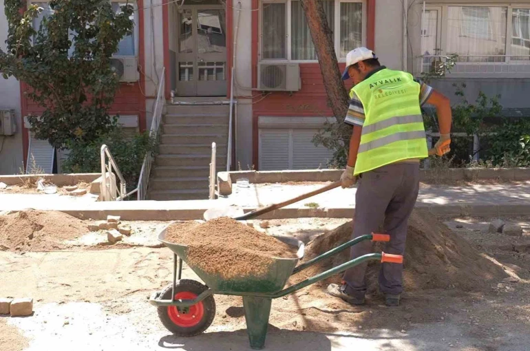 Ayvalık’ta yol bakım ve onarım çalışmaları aralıksız sürüyor