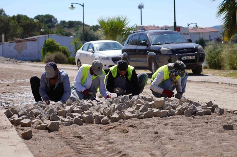 Ayvalık’ta yol ve kaldırım çalışmaları sürüyor