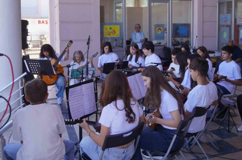 Ayvalık’ta Zeytin Çekirdeklerinden sezon finali konseri