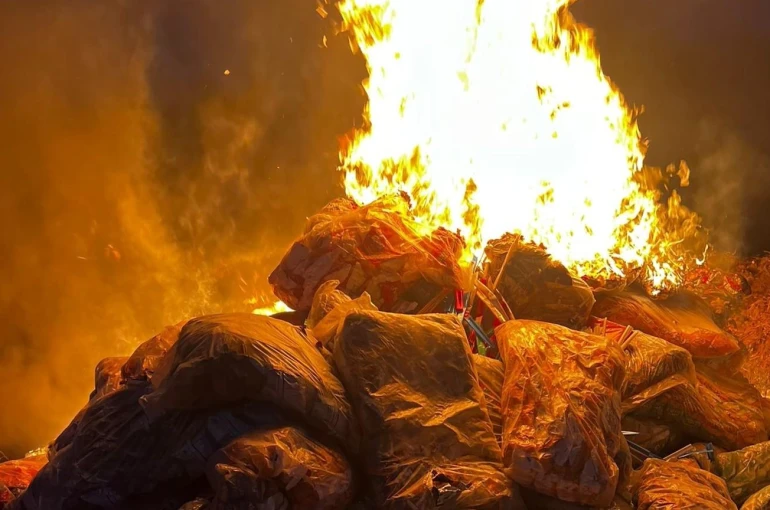 Az kalsın çocukları zehirleyeceklerdi: 2 ton abur cubur imha edildi