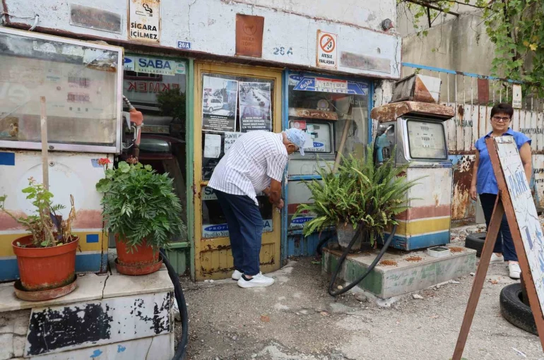 Baba hatırası olan 92 yıllık akaryakıt istasyonu nostaljik görünümüyle dikkat çekiyor