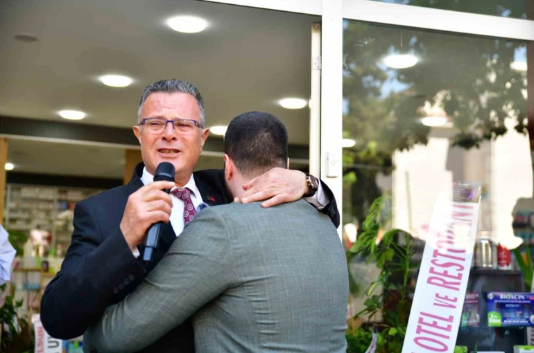 Baba-oğul açılışta gözyaşlarını tutamadı