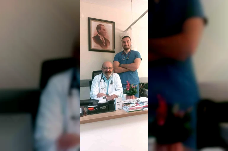 Baba oğul aynı hastanede görev yapıyor