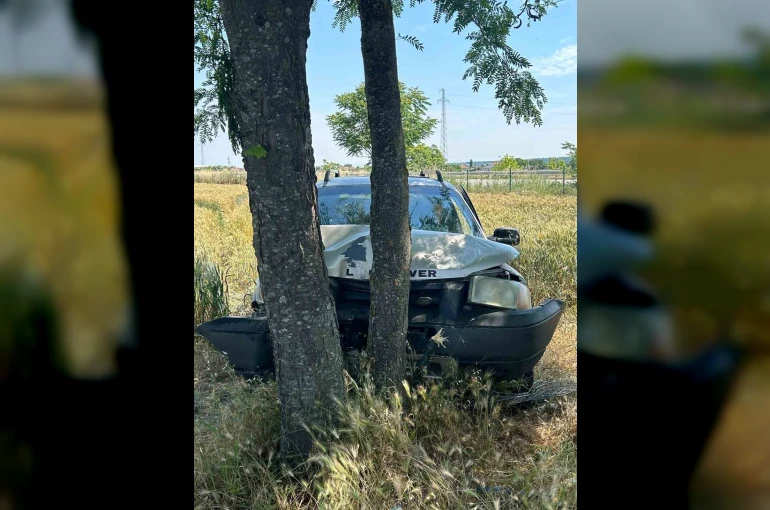 Babaeski’de ağaçlara çarpan otomobilin sürücüsü yaralandı