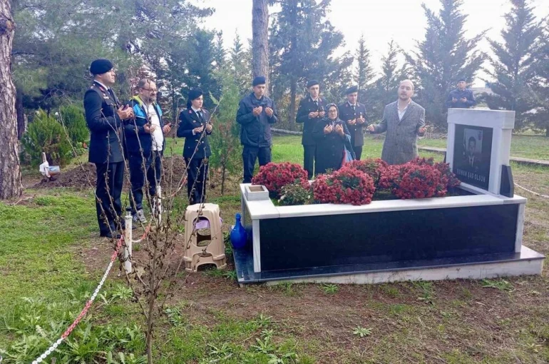 Babaeski’de şehit üsteğmen mezarı başında anıldı