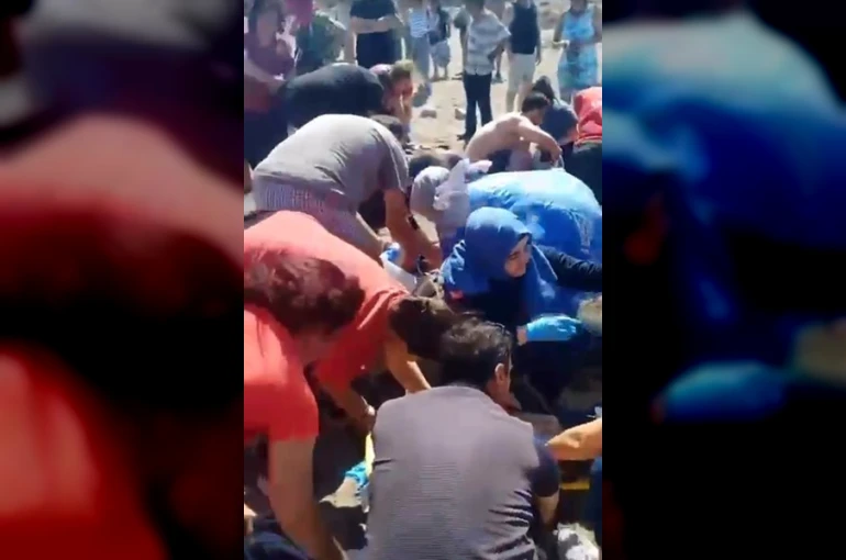 Babalar Günü’nde kahreden olay: Denizde çırpınan baba ve 2 çocuğunun durumu kritik