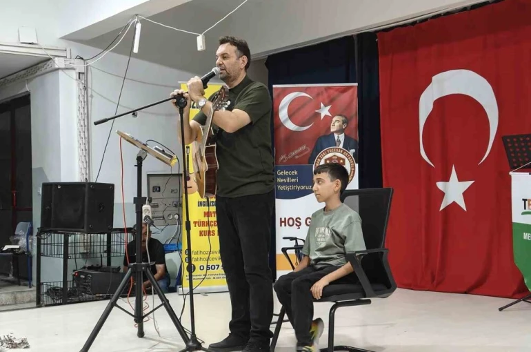 Babası ile birlikte okul arkadaşlarına konser verdi