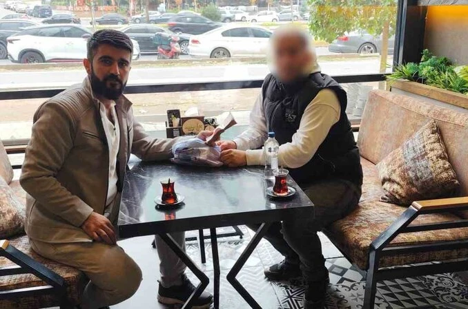 Babasından aldığı öğütle taksisinde unutulan 230 bin lirayı sahibine teslim etti