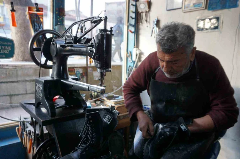 Babasından öğrendiği ayakkabı tamirciliğini 40 yıldır sürdürüyor