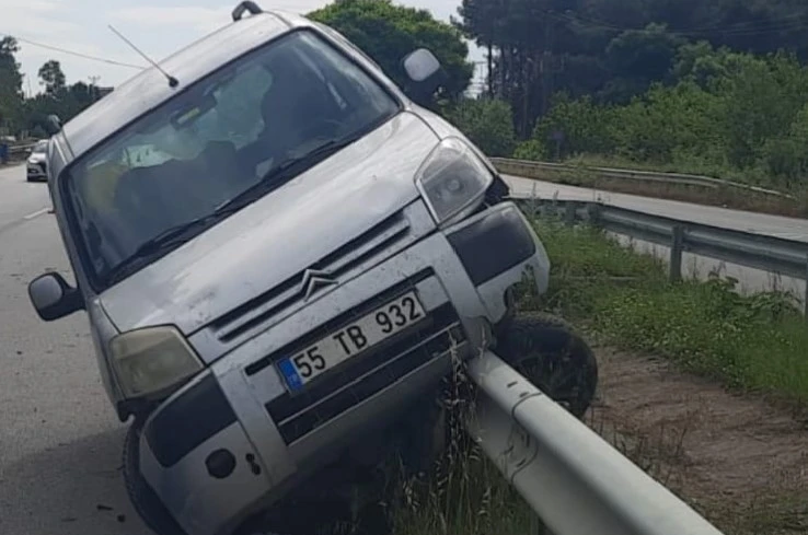 Bafra’da kontrolden çıkan otomobil bariyerlere çarptı: 4 yaralı