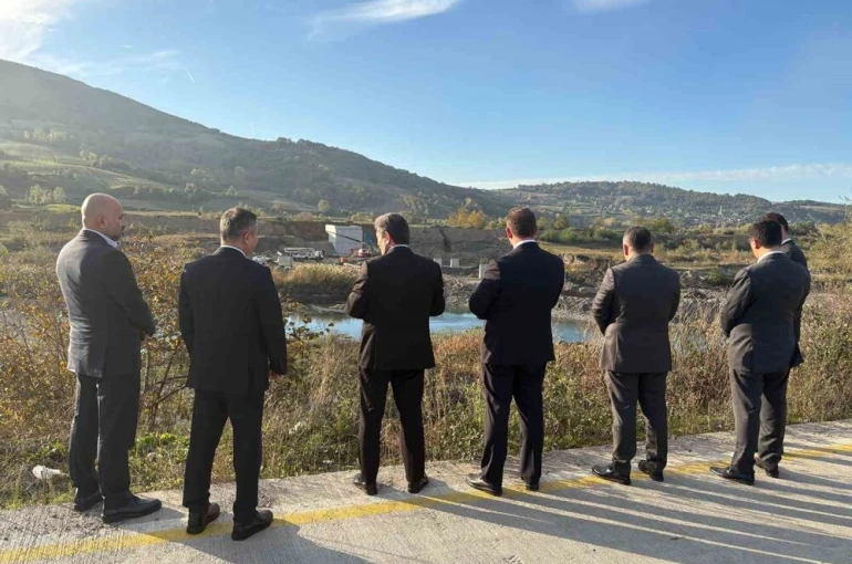 Bafra’da OSB’leri birbirine bağlayacak dev köprü hızla yükseliyor