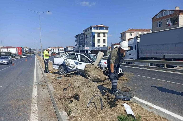 Bafra’da otomobil aydınlatma direğine çarptı, sürücü yaralandı