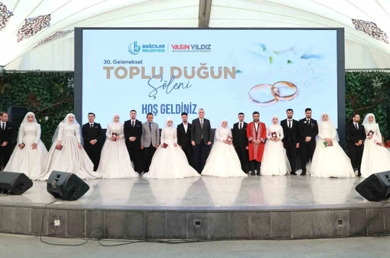 Bağcılar’da 8 çift, Ticaret Bakanı Ömer Bolat’ın şahitliğinde evlendi