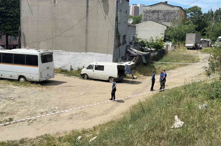 Bağcılar’da mahalledeki kokuyu kanalizasyon zannettiler ceset çıktı