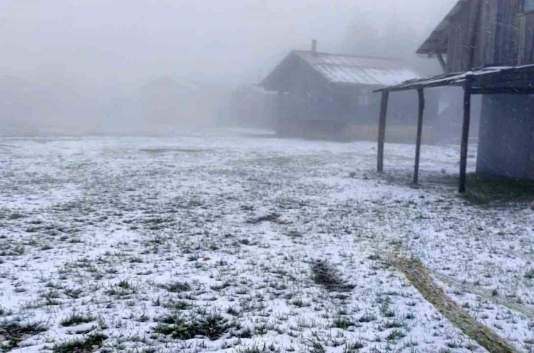 Bahar beklenirken kış geldi, yüksek kesimler beyaz örtüyle kaplandı