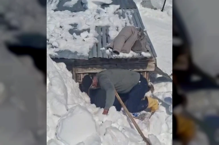 Bahar hazırlığı için gittikleri köyde metrelerce karla karşılaştılar